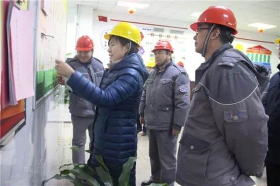 自治区国资委党委副书记、主任张红彦查看安全生产资料（尕静茹 摄)