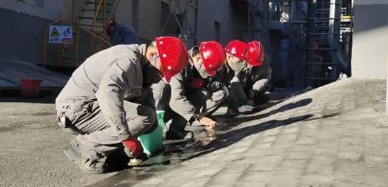 ag8亚游集团矿冶原料一车间青年突击队清洗路沿石 （丁耀东 摄）