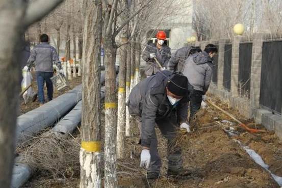 阜康能源“学雷锋”厂区环境卫生整治现。ㄋ稳 摄）